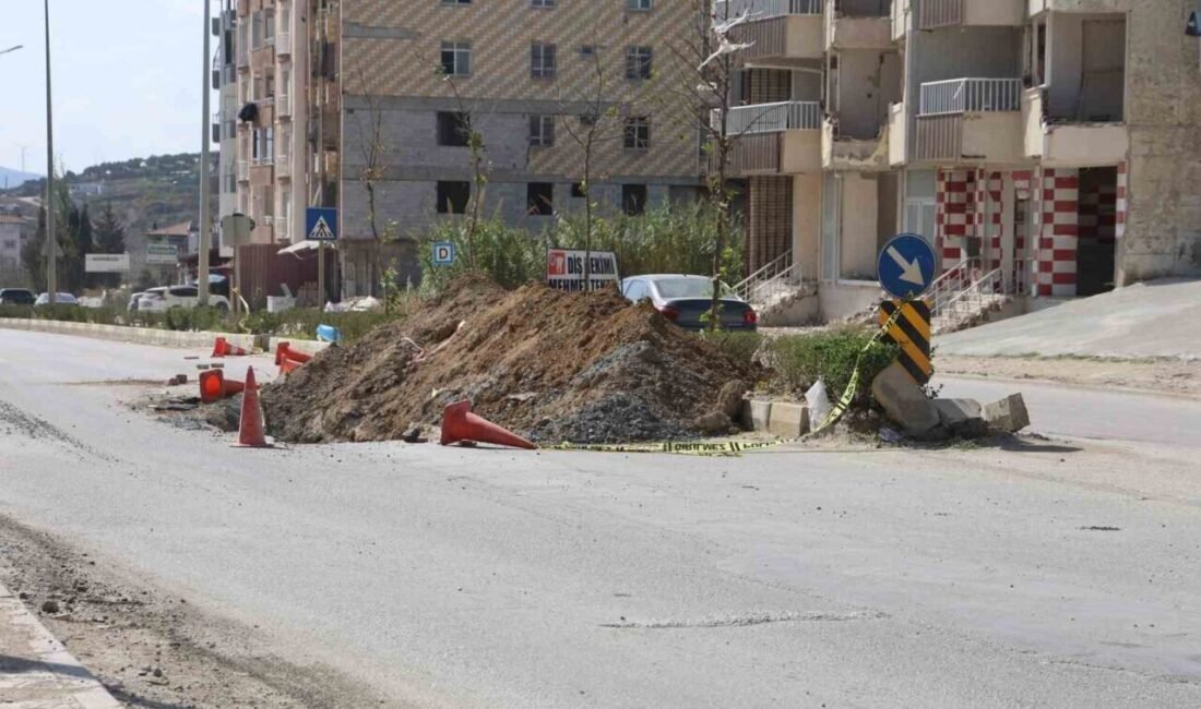 Hatay’da motosiklet sürücüsünün toprak yığınına çarparak metrelerce sürüklendiği anlar kameraya
