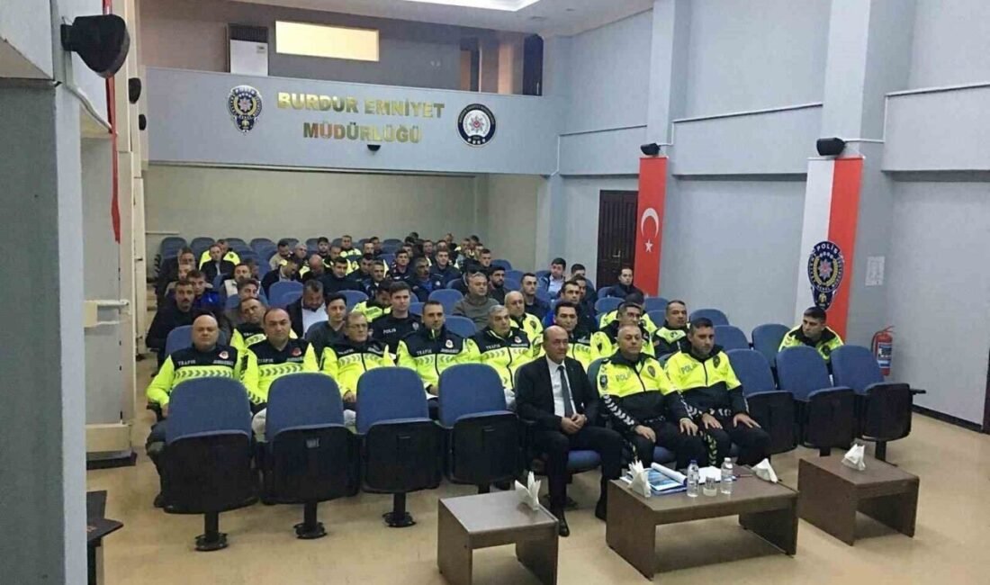 Burdur’da trafik levhalarının sadeleştirilmesi konusunda ilgili kurumlarda çalışan personele yönelik