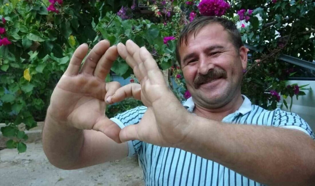 Antalya Havalimanı’nda bagaj yüklemesi sırasında sempatik tavırlarıyla dikkat çeken apron