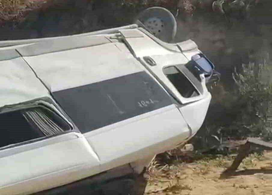 Hatay’da uçurumdan yuvarlanan servisin sürücüsü yaralandı. Kaza, Antakya ilçesi Mansurlu