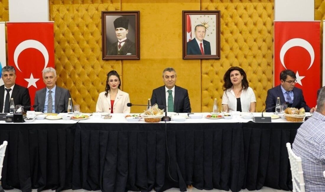 Mersin Valisi Atilla Toros, ‘19 Ekim Muhtarlar Günü’ vesilesiyle düzenlenen