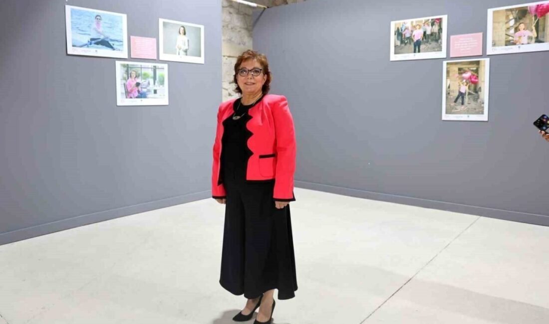 Adana’da meme kanserini atlatan 17 kadının günlük yaşamlarında fotoğrafları çekilerek