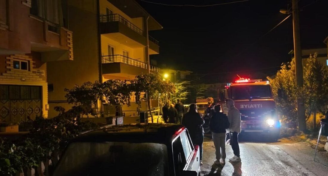 Isparta’nın Yalvaç ilçesinde 3 katlı binada çıkan yangın, itfaiyenin hızlı