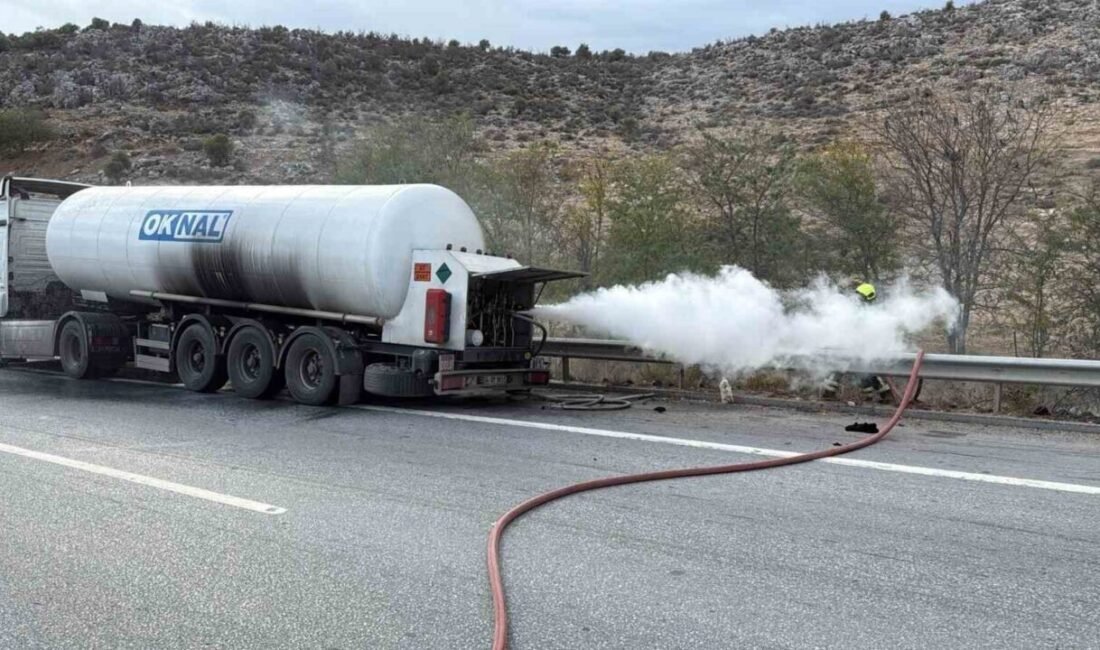 Mersin’nde seyir halindeki karbondioksit tankerinde yangın çıktı. İtfaiye ekiplerinin yangına