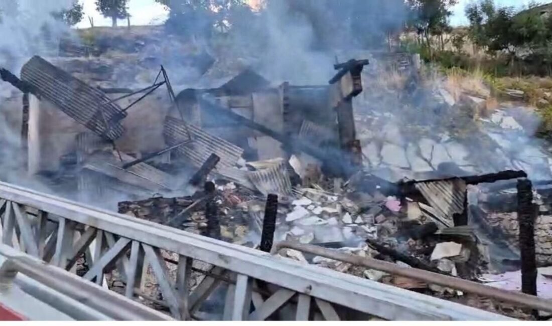 Adana’nın Saimbeyli ilçesinde yangın çıkan iki katlı ev çökünce işitme