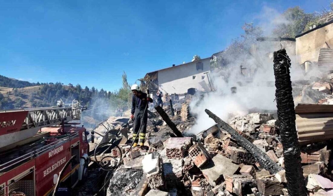 Adana’nın Saimbeyli ilçesinde yangın çıkan iki katlı ev çöktü. Evde