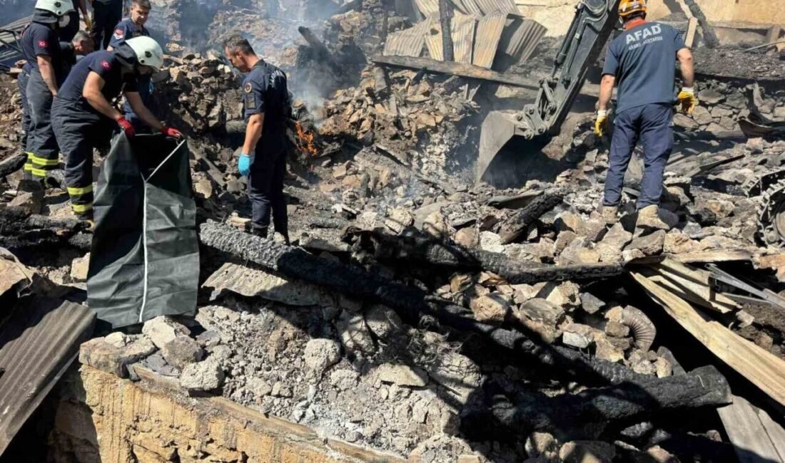 Adana’nın Saimbeyli ilçesinde yangın çıkan iki katlı evin çökmesi sonucu