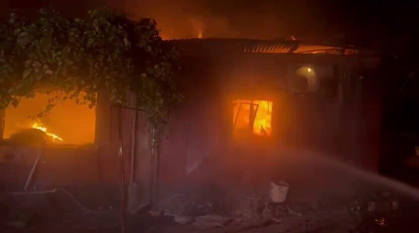 Adana’nın Ceyhan ilçesinde, bir evde çıkan yangına müdahaleden dönen arazözün