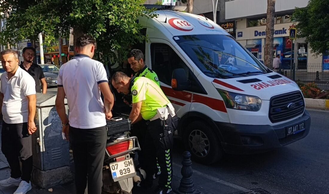 Antalya’nın Manavgat ilçesinde yaya geçidinden geçen iki kadından birine motorlu