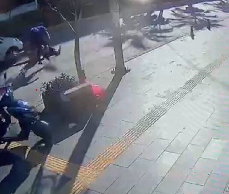 Antalya’nın Manavgat ilçesinde yaya geçidinden geçmeye çalışan 3 kişilik Alman