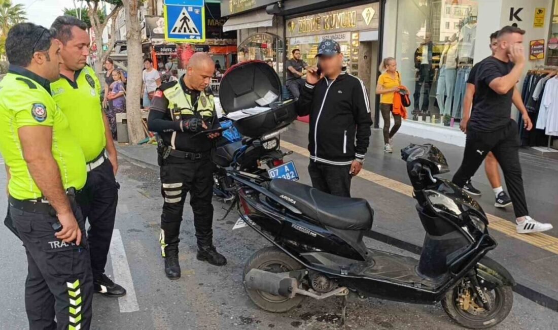 Antalya’nın Manavgat ilçesinde motosiklet sürücüsü yayalara yol vermek için duran