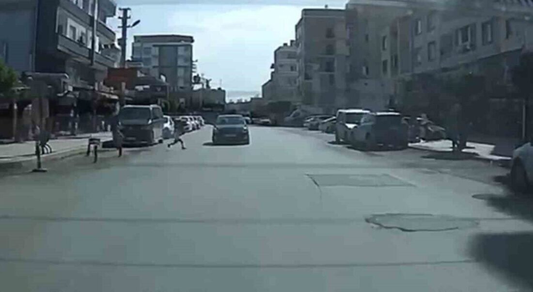 Hatay’da yola fırlayan çocuğa çarpmamak isteyen otomobil sürücüsünün karşı yönden