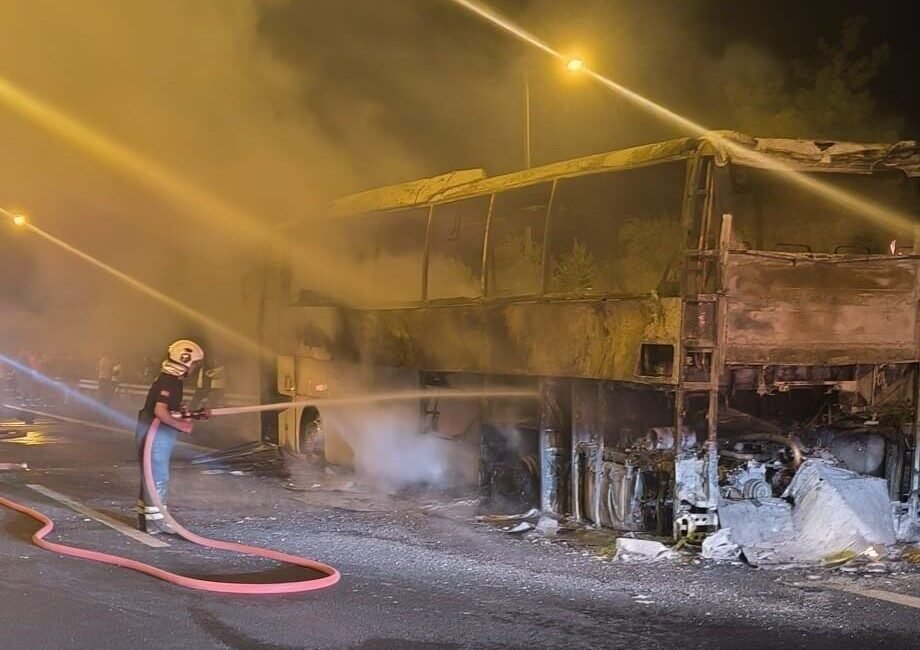 Adana’da seyir halindeki yolcu otobüsü alevlere teslim oldu. Şans eseri