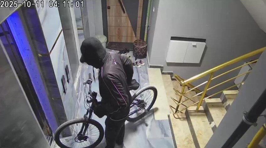 Adana’da yüzü maskeli hırsız girdiği apartmandan bisiklet çaldı. Hırsızlık anları