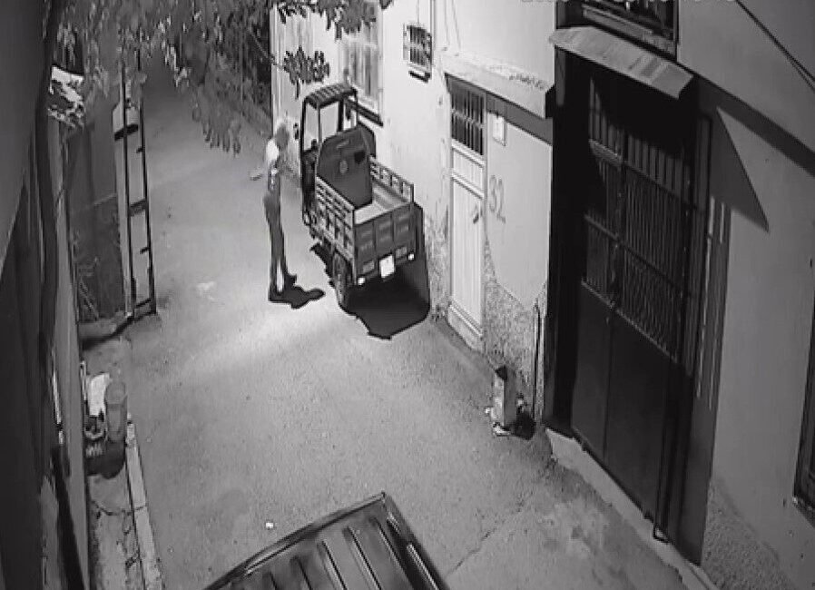 Adana’nın Seyhan ilçesinde yüzünü kapüşon ile kapatan bir şahıs, park