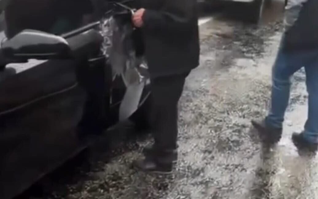 Adana’nın Saimbeyli ilçesinde 4 öğretmenin araçlarına kaya düşmesi sonucu hayatını