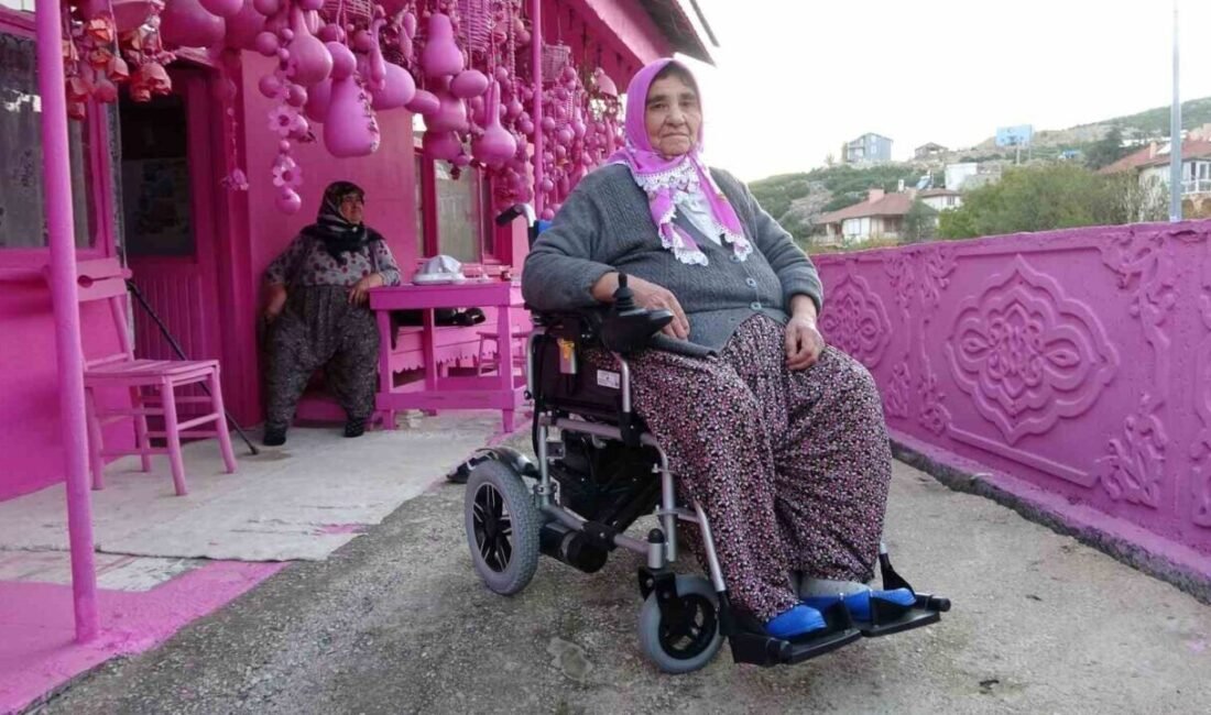Hayalini kurduğu akülü araca kavuşan “Isparta’nın Barbie’si” Sakine Akkul, şimdi