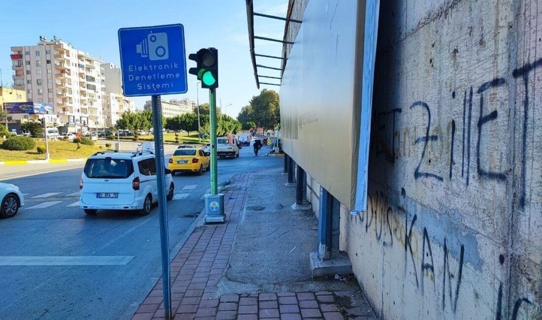 Adana’da kaldırımdaki engelli rampasının belediye tarafından konulan reklam panosu betonu