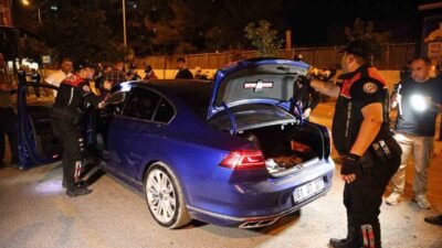 Adana’da akşam kent genelinde yapılan ‘Huzur ve Güven’ uygulamasında, ruhsatsız