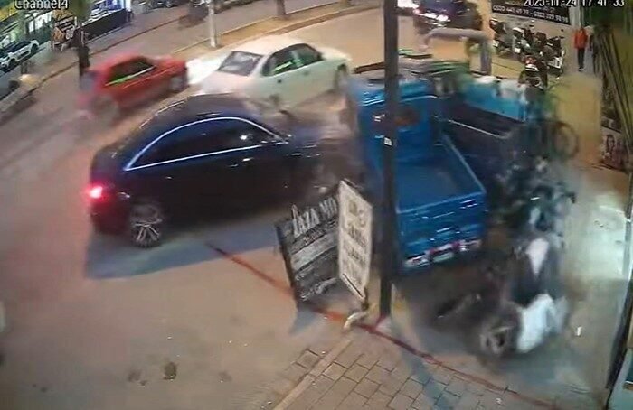 Adana’da otomobil, önce önündeki dolmuşa, ardından kaldırımdaki 3 tekerli 2