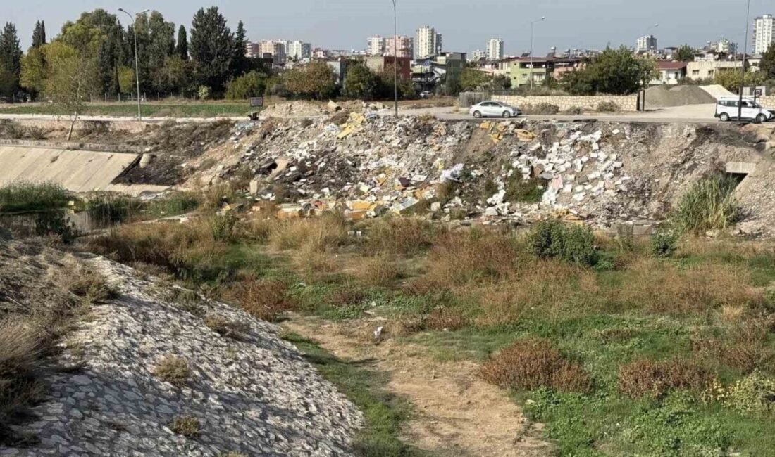 Türkiye’nin en sıcak illerinden Adana’da kuraklık nedeniyle kuruyan Sarıçam Deresi