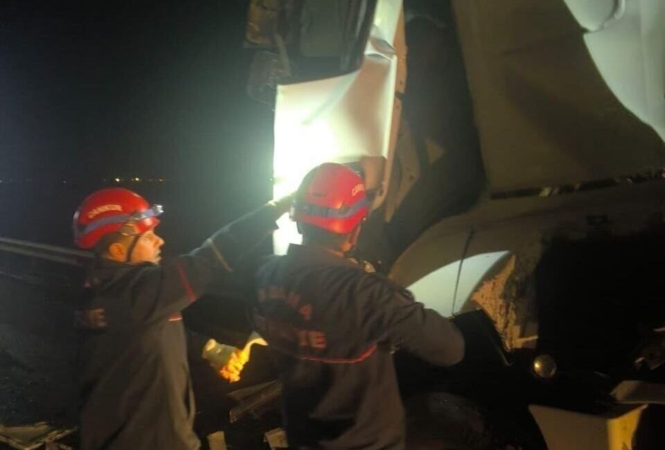 Adana’da otoyolda tır, emniyet şeridinde park halindeki tur otobüsüne arkadan