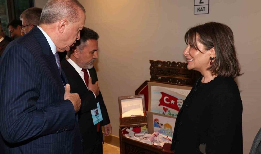 Cumhurbaşkanı Recep Tayyip Erdoğan’a Adanalı çocukların mektuplarını ve çizimlerini içeren