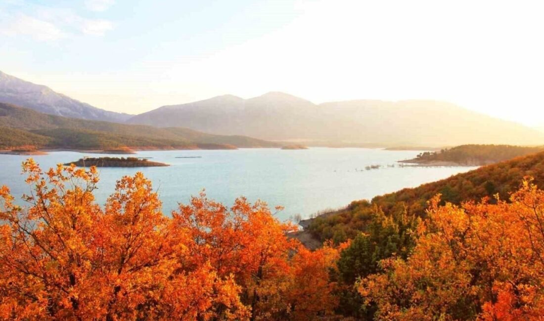 Kahramanmaraş’ın Göksun ilçeasinde Adatepe Barajı etrafı sonbahar ile birlikte renk
