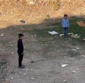 Mersin’de AFAD’ın gerçekleştirdiği siren testi sırasında, sokakta oynayan iki çocuğun