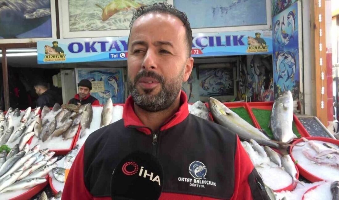 Hatay’da balıkçılık yapan Mustafa Oktay, Akdeniz’de oltasına takılan bir buçuk