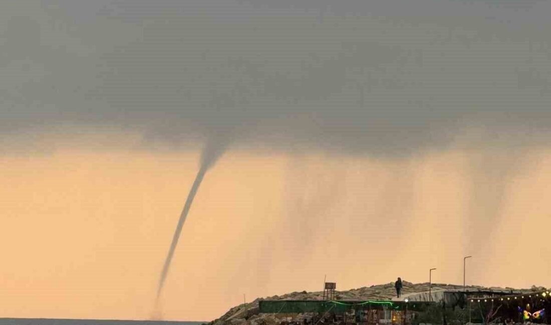 Hatay’da Akdeniz açıklarında deniz yüzeyinde oluşan hortum, vatandaşlar tarafından cep