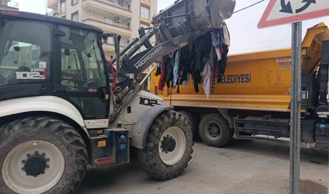Mersin’in Akdeniz ilçesinde caddeye dökülen tekstil atıkları ve kıyafet yığınları,