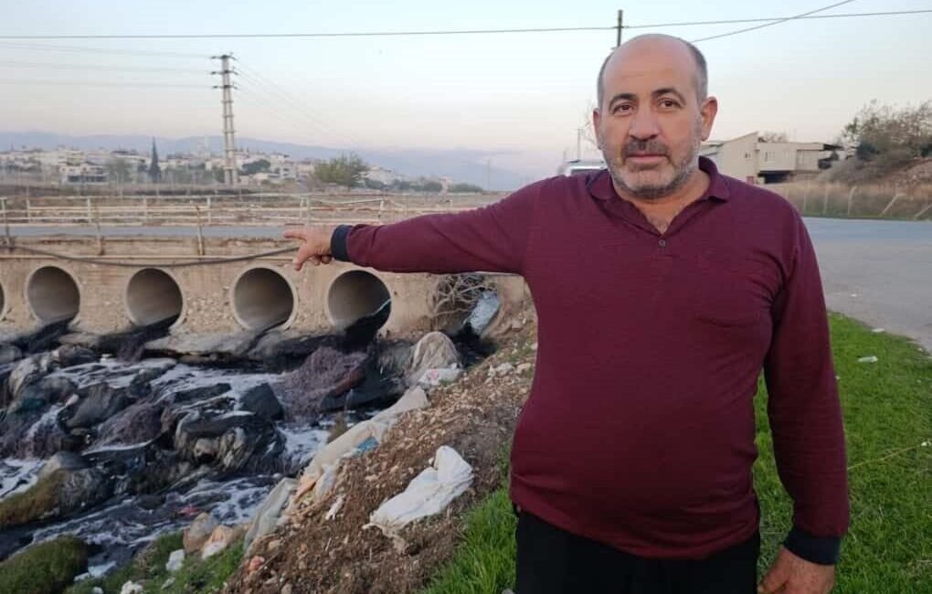 Kahramanmaraş’ta Aksu Çayı’na bırakılan fabrika atıkları, suyun rengini değiştirip ağır