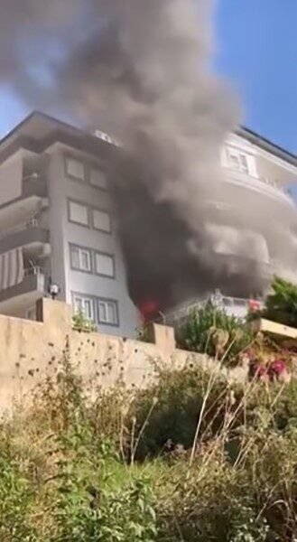 Antalya’nın Alanya ilçesinde 5 katlı binanın 2. katında çıkan yangın
