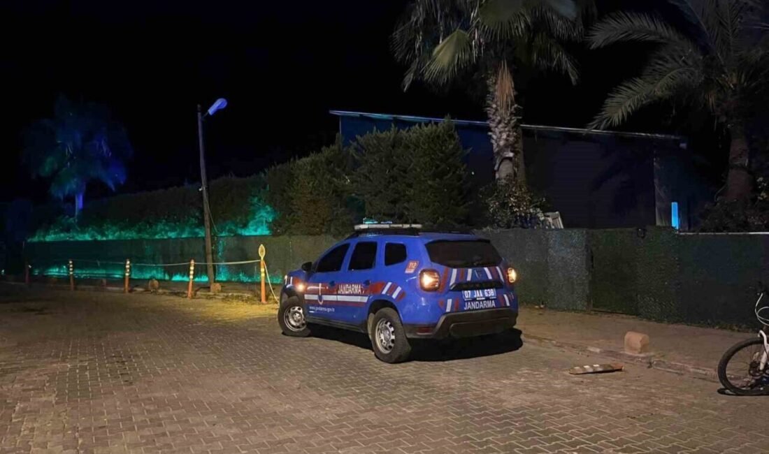 Antalya’nın Alanya ilçesinde apartman dairesinde çıkan yangın itfaiye ekiplerinin müdahalesiyle