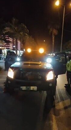 Antalya’nın Alanya ilçesi Konaklı Mahallesi’nde trafik ekiplerince gerçekleştirilen uygulamada, mevzuata