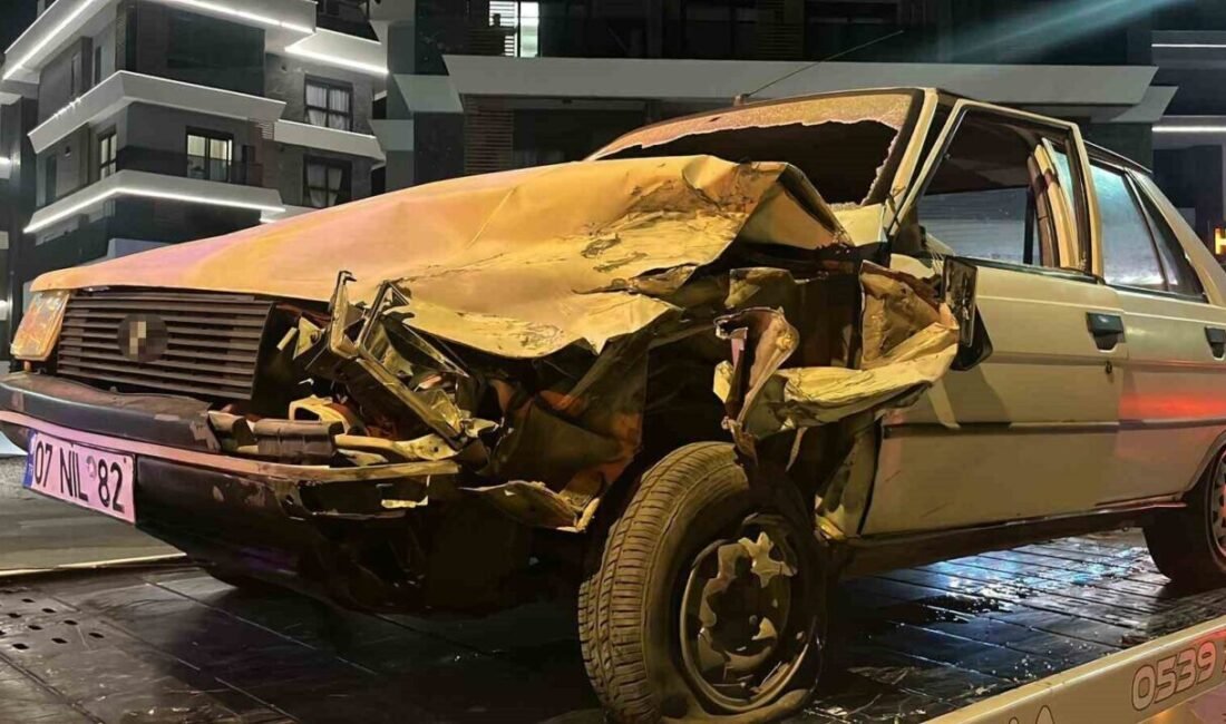 Antalya’nın Alanya ilçesinde iki araç kafa kafaya çarpışması sonucu 2