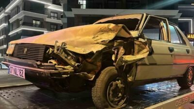 Antalya’nın Alanya ilçesinde iki araç kafa kafaya çarpışması sonucu 2