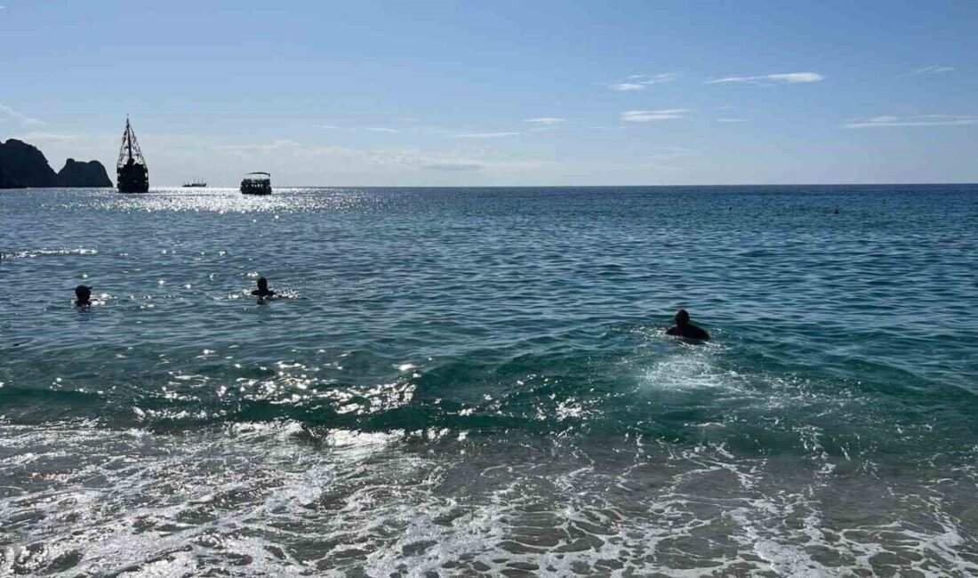 Hava sıcaklığının 20 derece ölçüldüğü Antalya’nın Alanya ilçesinde Kasım ayında