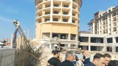 Antalya’nın Alanya ilçesinde yapımı devam eden otel inşaatında beton dökme