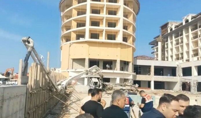 Antalya’nın Alanya ilçesinde yapımı devam eden otel inşaatında beton dökme
