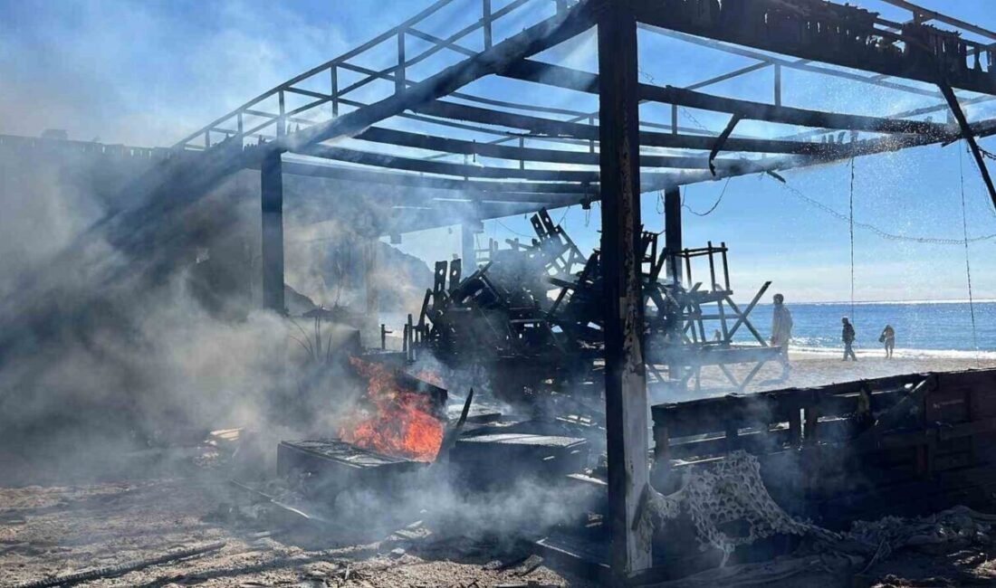 Antalya’nın Alanya ilçesinde Kleopatra plajında bulunan büfede çıkan yangın, 1