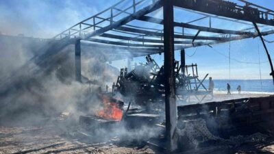 Antalya’nın Alanya ilçesinde Kleopatra plajında bulunan büfede çıkan yangın, 1