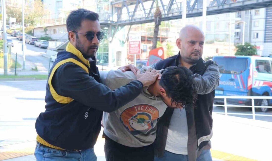 Antalya’nın Alanya ilçesinde yolda yürüyen bir kadını önce yumruklayıp, ardından