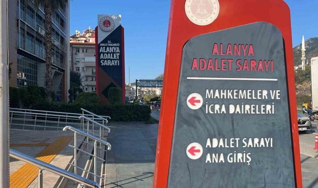 Antalya’nın Alanya ilçesinde bir şahıs, yolda yürüyen bir kadına önce