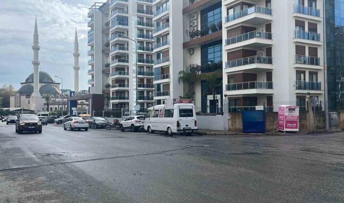 Antalya’nın Alanya ilçesinde kimliği belirsiz bir şahıs, yolda yürüyen bir