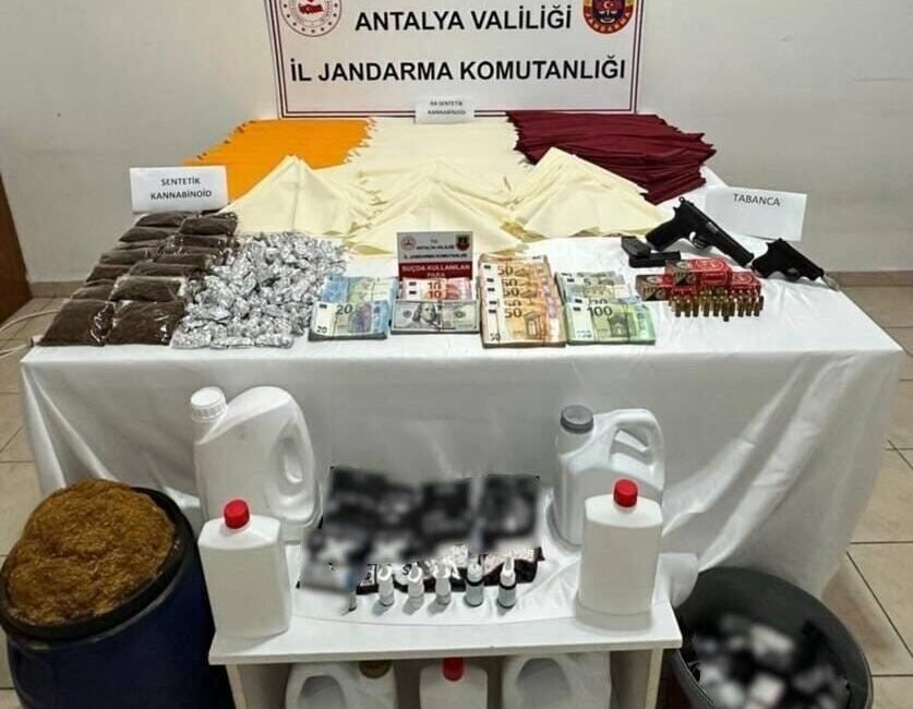 Antalya’nın Alanya ilçesinde uyuşturucuyla mücadeleye yönelik düzenlenen operasyonda çok miktarda
