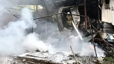 Hatay’ın Defne ilçesinde prefabrik yapıda çıkan yangın, itfaiye ekipleri tarafından