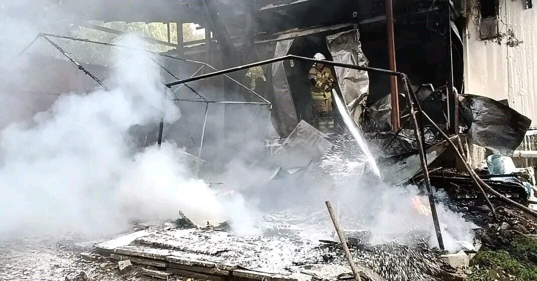 Hatay’ın Defne ilçesinde prefabrik yapıda çıkan yangın, itfaiye ekipleri tarafından