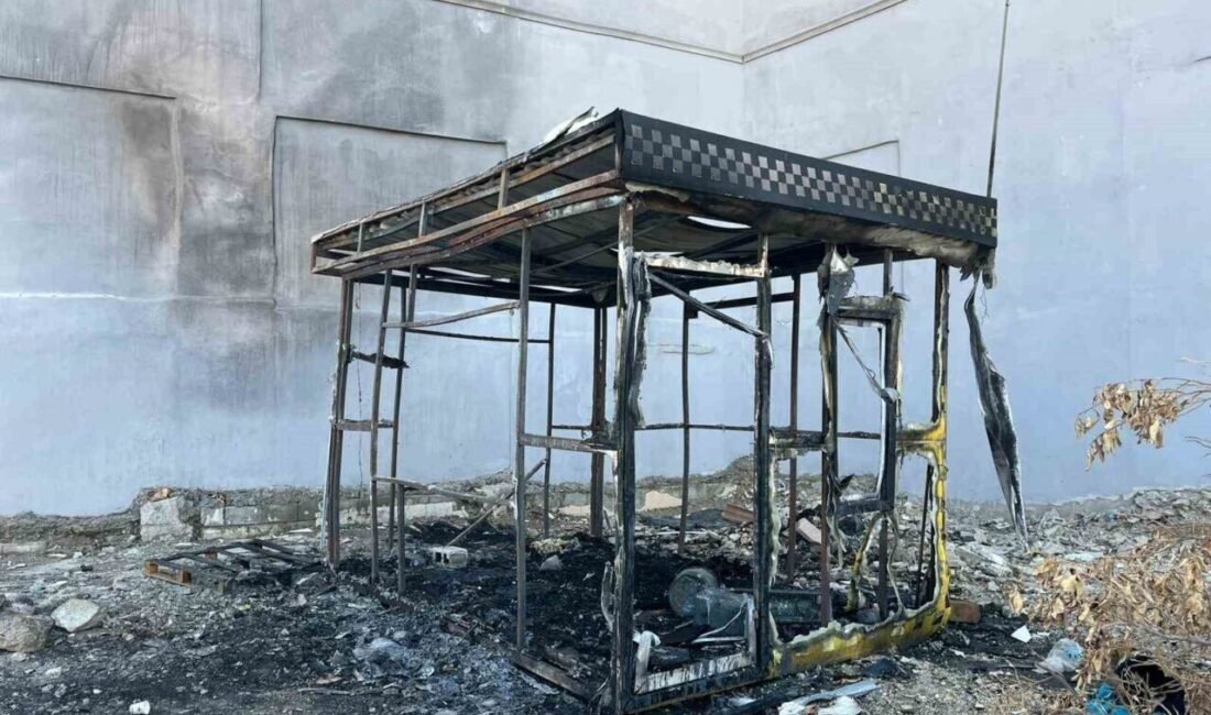 Hatay’da alevlere teslim olarak yanan taksi kulübesi yanarak kullanılmaz hale